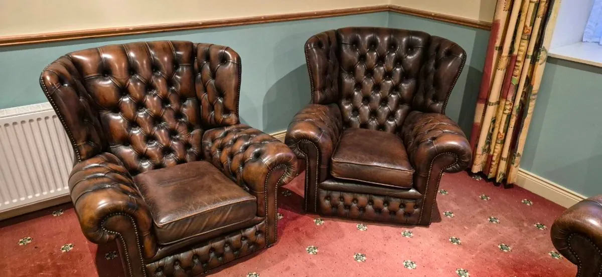 Chesterfield style suite - Image 2