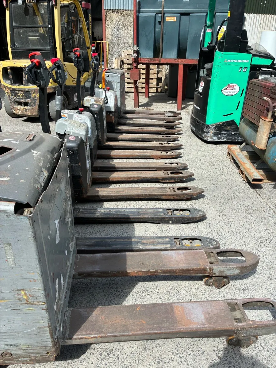 Pallet truck - Image 1