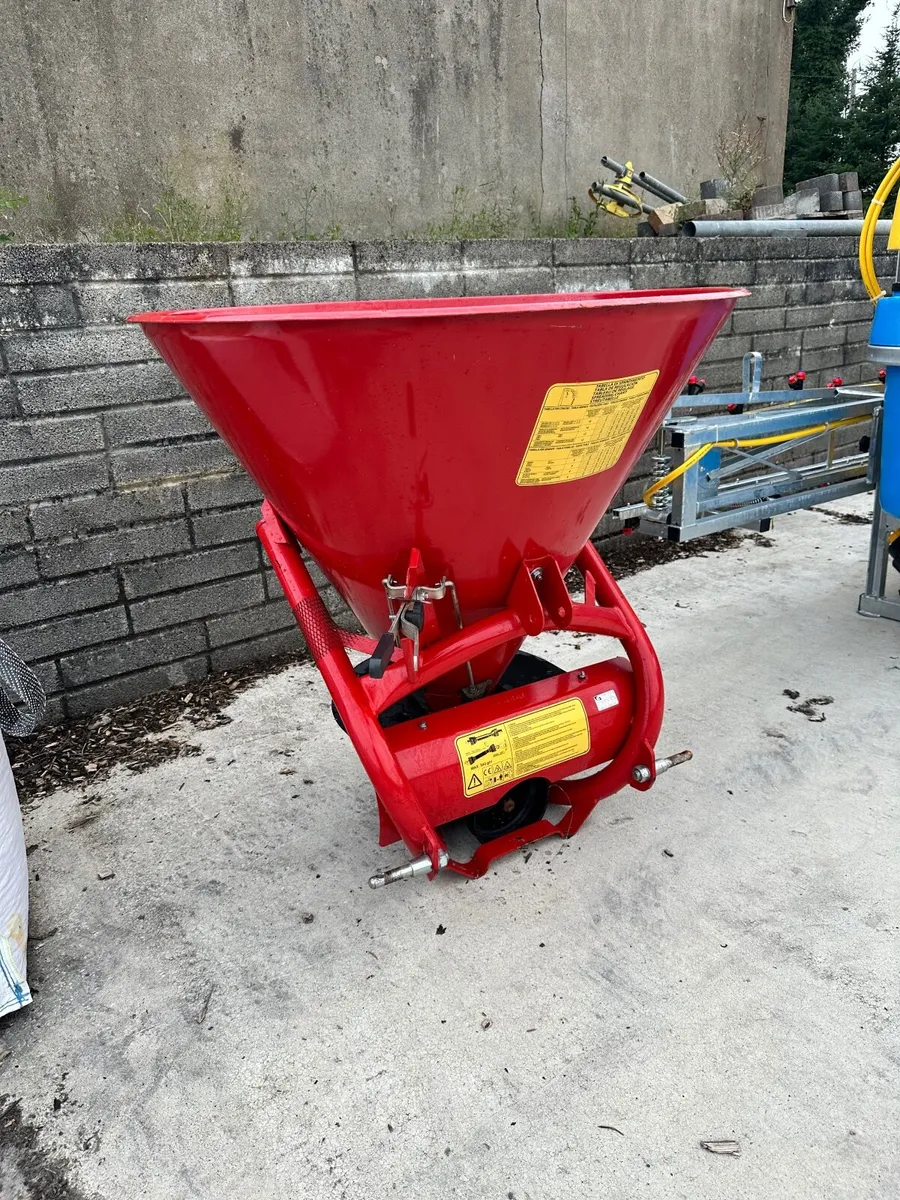 Cosmo Fertilizer Spreader - Image 1