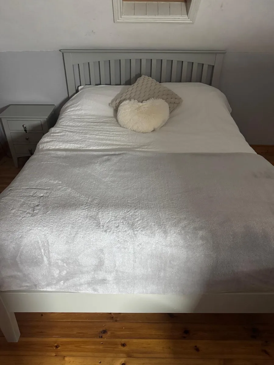 Double bed , locker and desk - Image 4