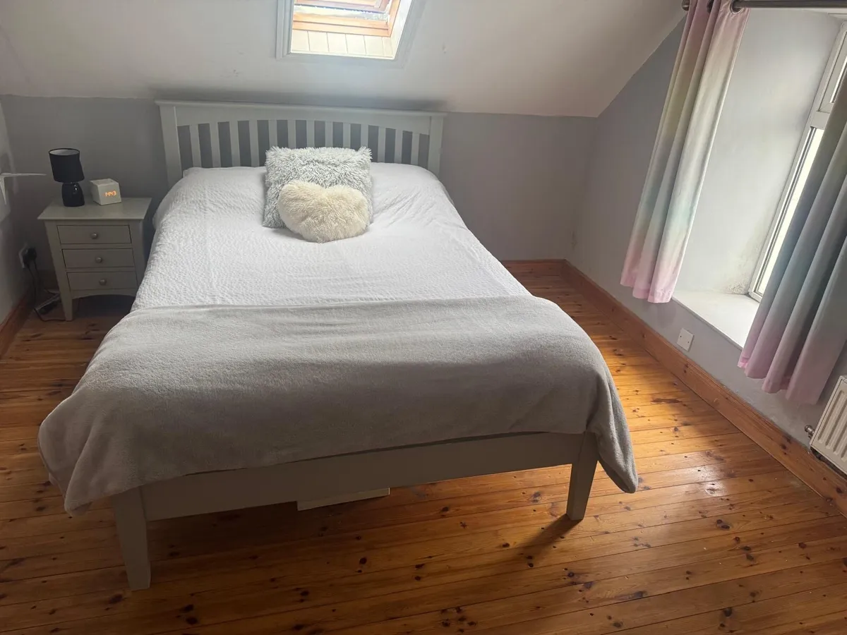 Double bed , locker and desk - Image 1