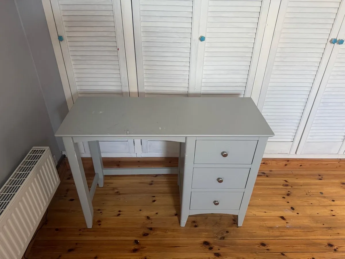 Double bed , locker and desk - Image 3