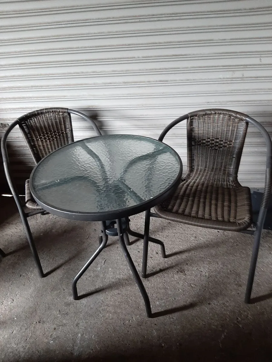 Table & chairs - Image 1