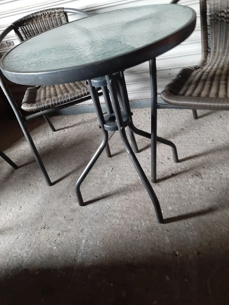 Table & chairs - Image 2