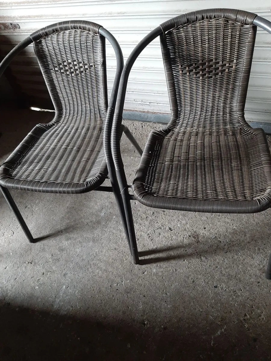Table & chairs - Image 3