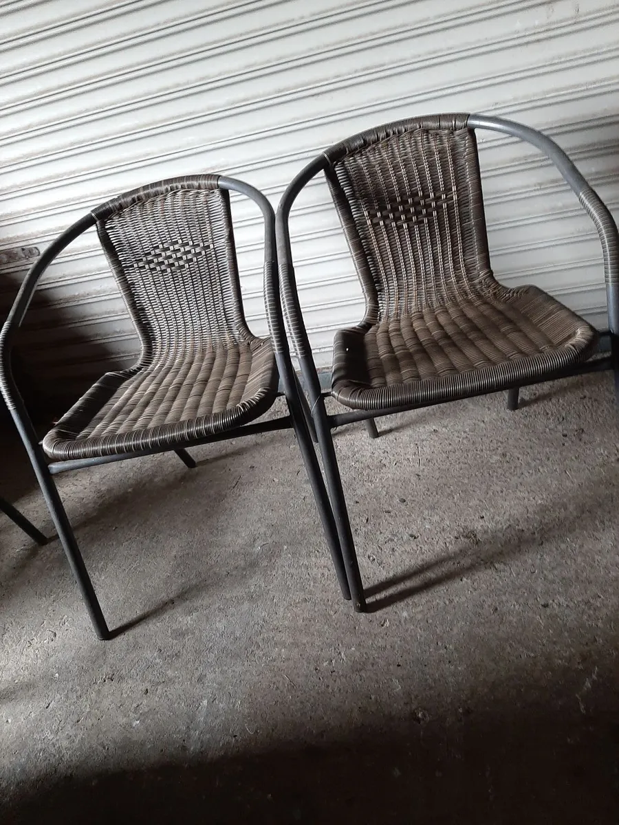 Table & chairs - Image 4