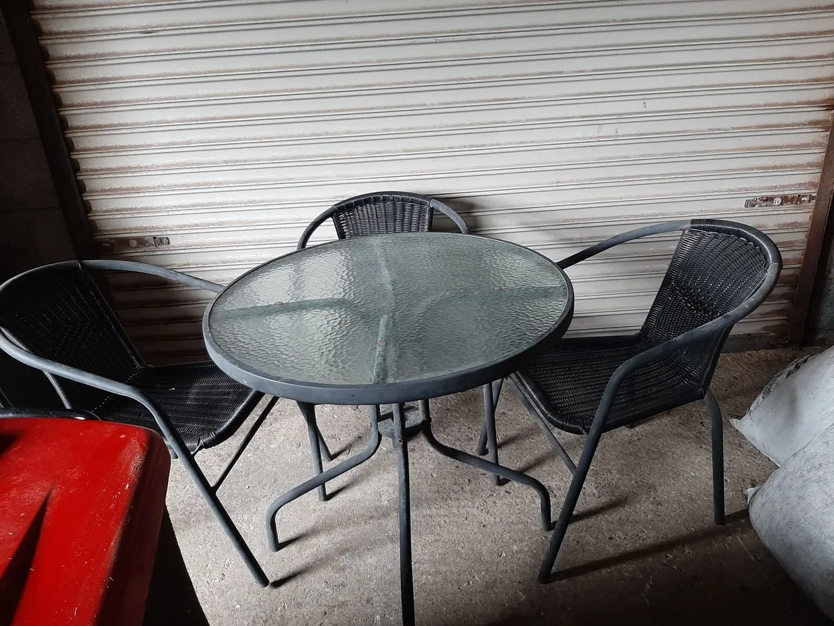 Table & Chairs - Image 4