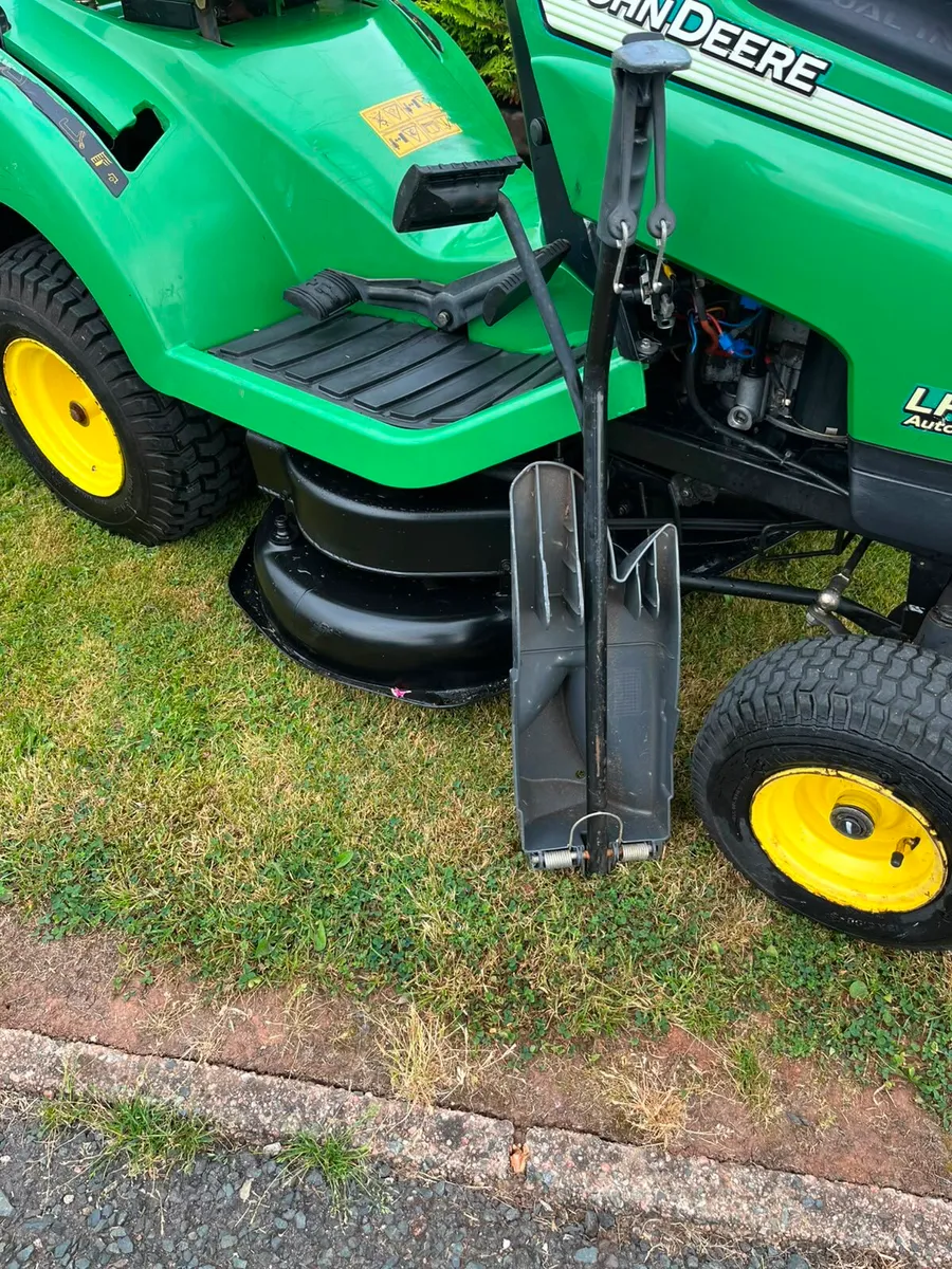 John deere petrol ride on lawnmower - Image 1