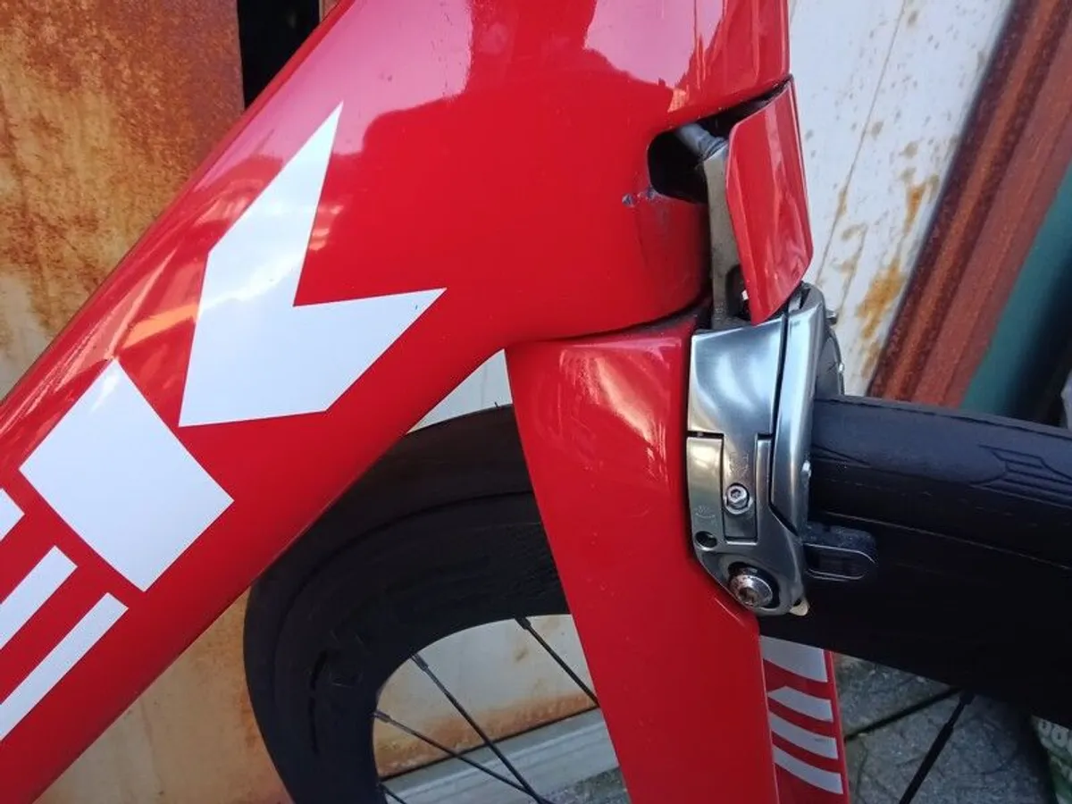 Trek Madone SL6 rim brake in vibrant red. - Image 2
