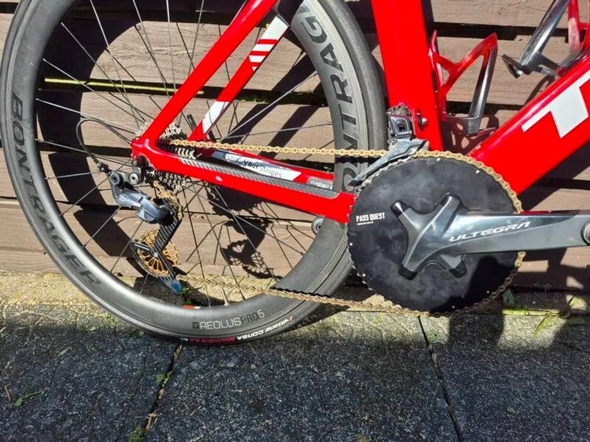 Trek Madone SL6 rim brake in vibrant red. - Image 3