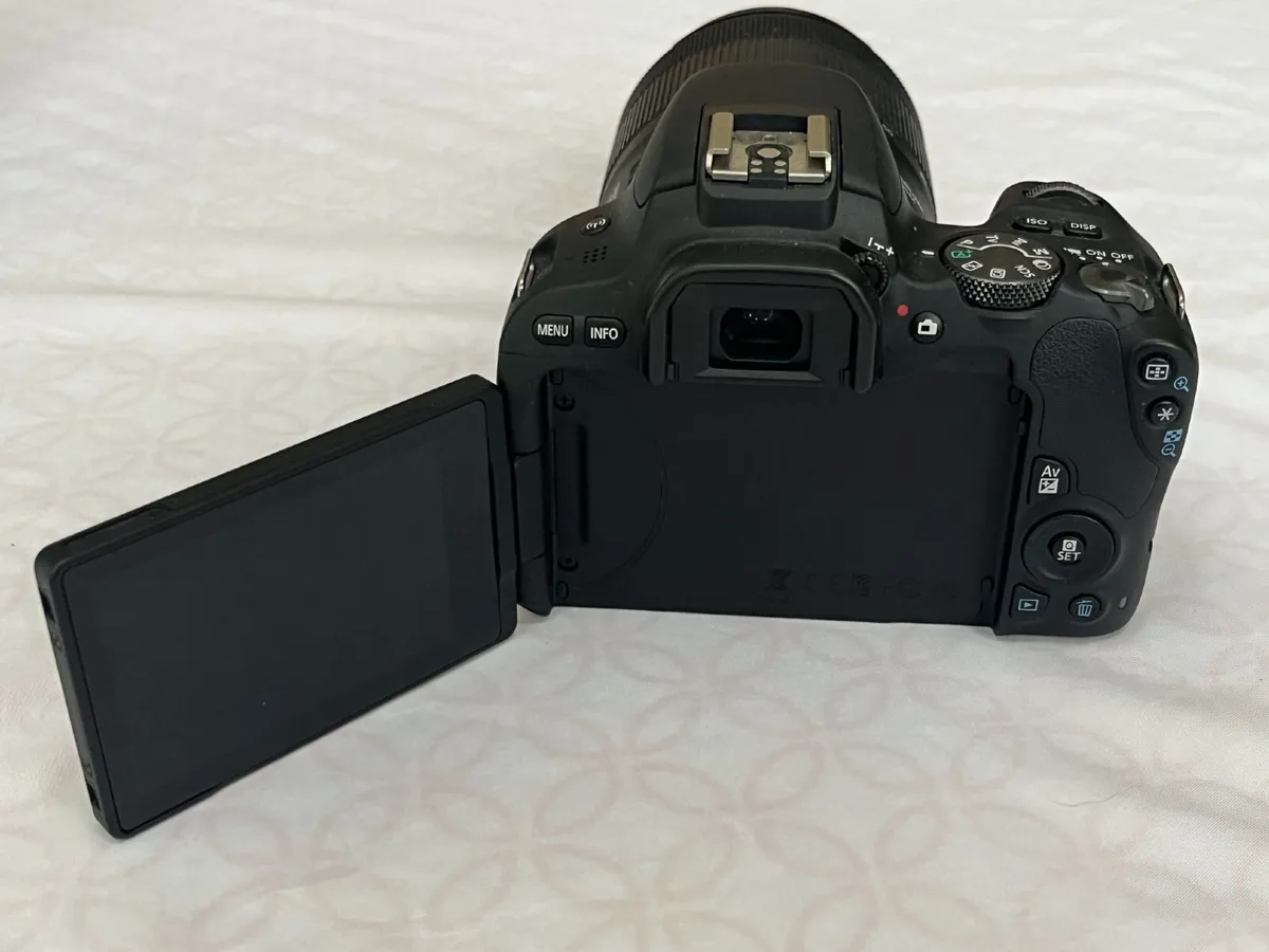 Canon EOS 200D Photography Bundle – Near NEW - Image 4