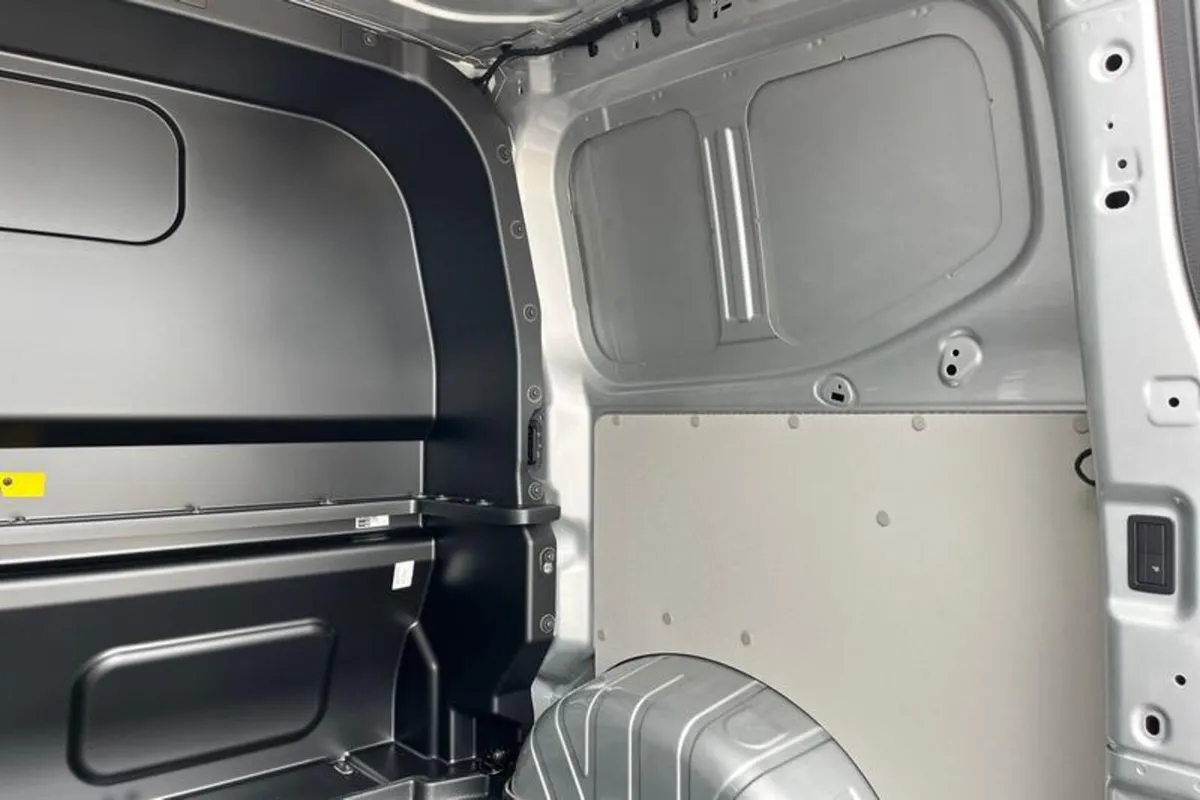 Ford Transit Custom 320 Limited L1 SWB Double Cab - Image 4