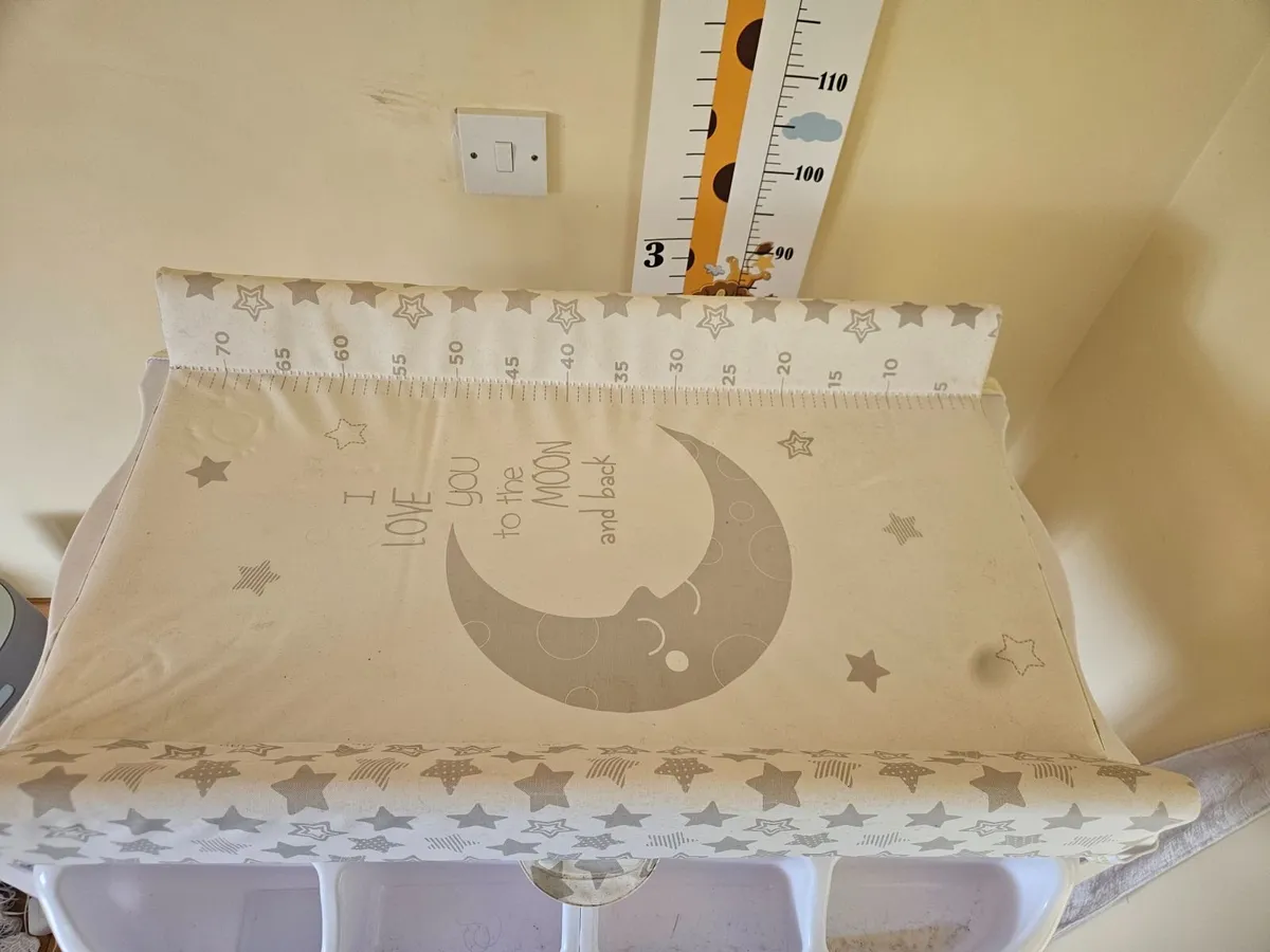 Baby changing table - Image 1