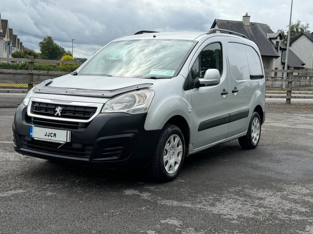 ABSOLUTELY IMMACULATE 2017 PEUGEOT 3 SEATER - Image 3