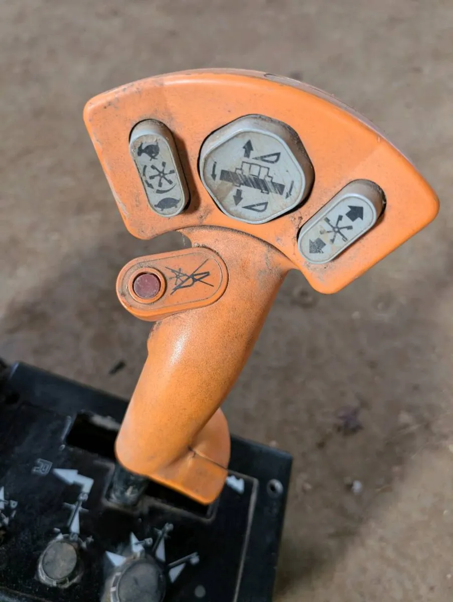 Miscellaneous combine harvester parts - Image 1