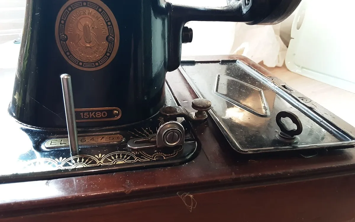 Singer sewing machine  15k80 - Image 2