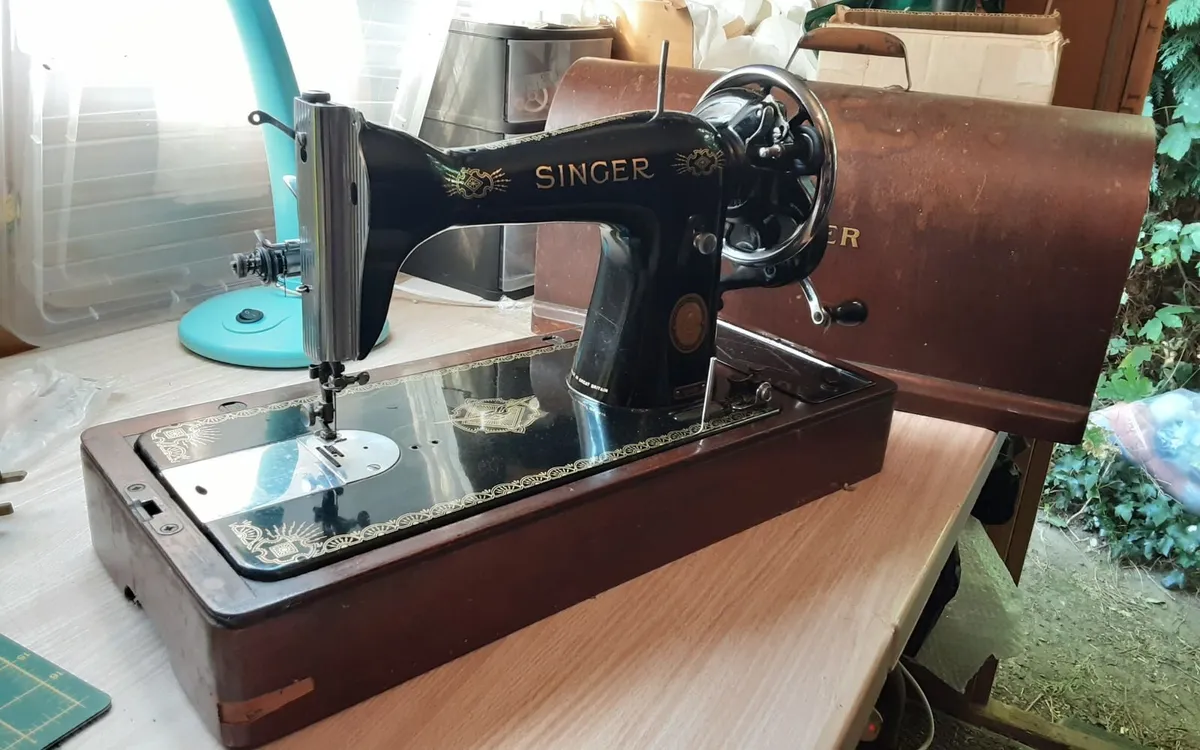 Singer sewing machine  15k80 - Image 1