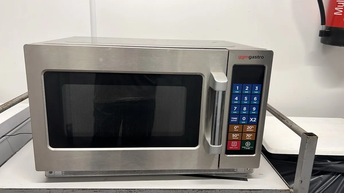 Commercial microwave - Image 1