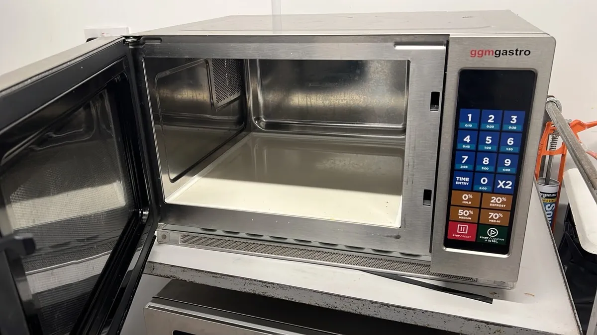 Commercial microwave - Image 2