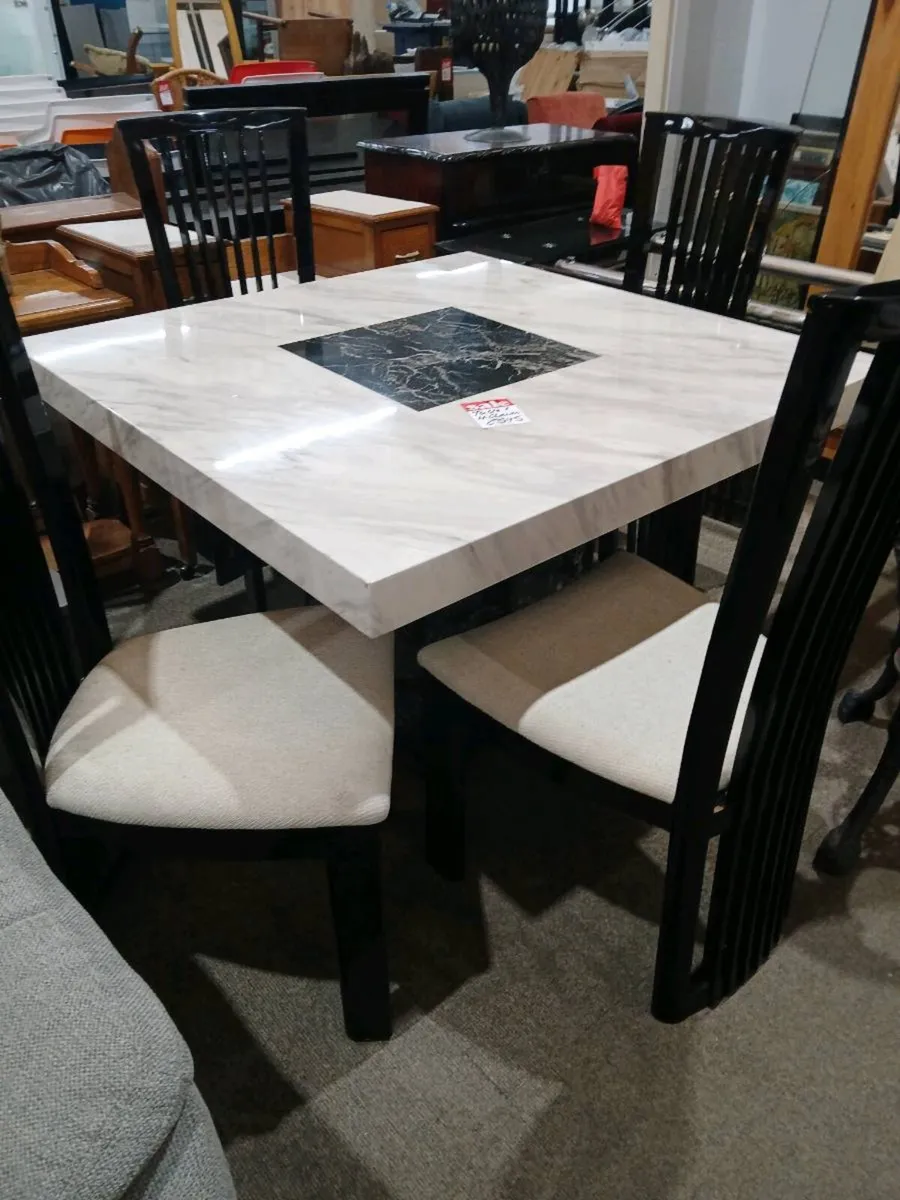Square yable and 4 chairs - Image 1