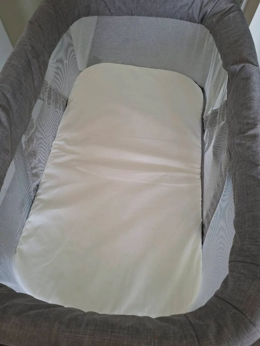 Next to me crib/travel cot - Image 1