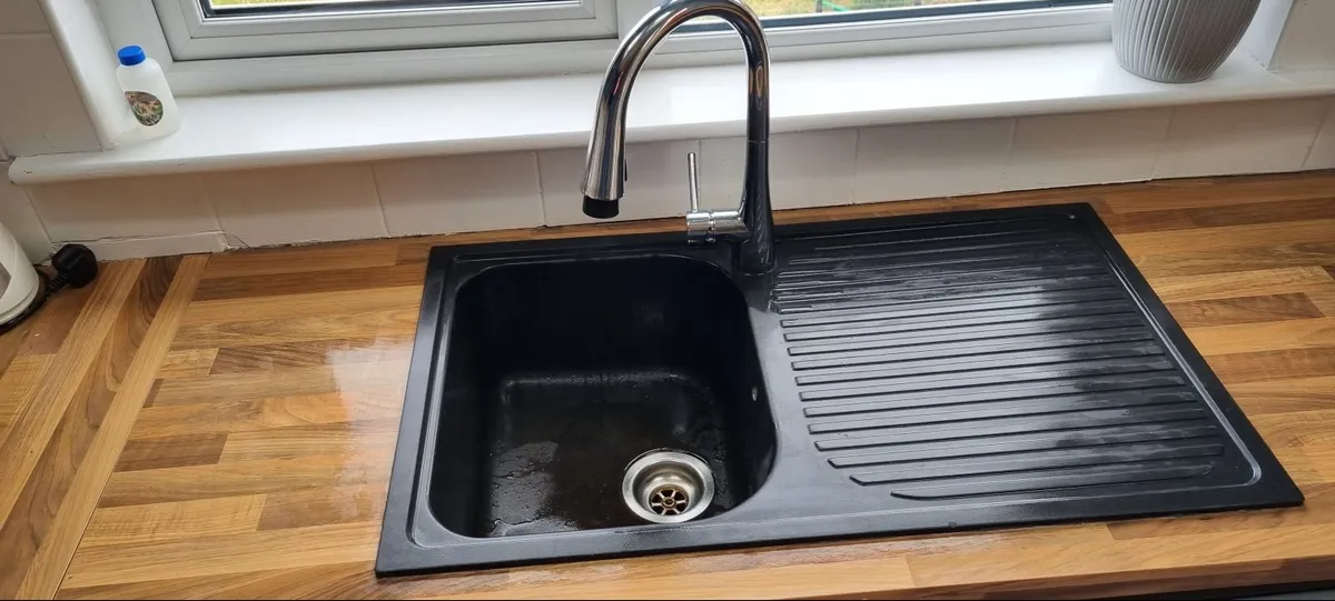 Kitchen sink and tap - Image 1