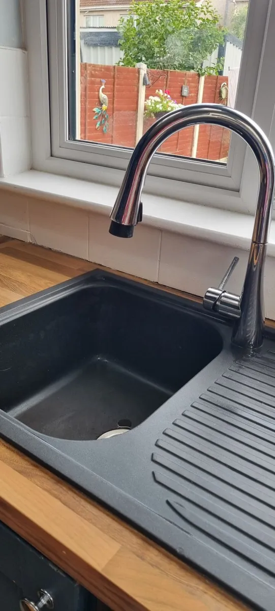 Kitchen sink and tap - Image 2