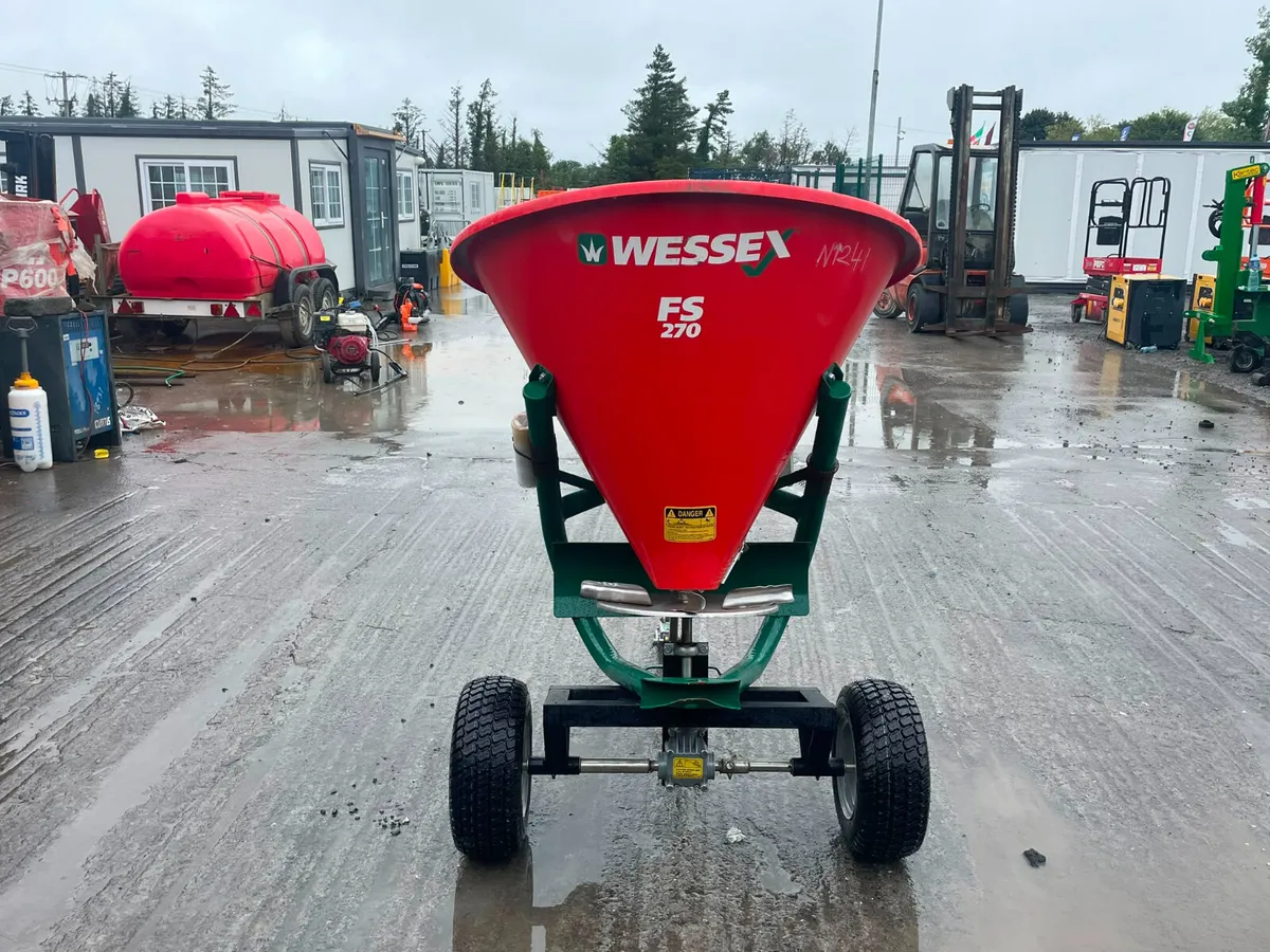 Tow-behind mounted fertiliser/lime spreader - Image 4