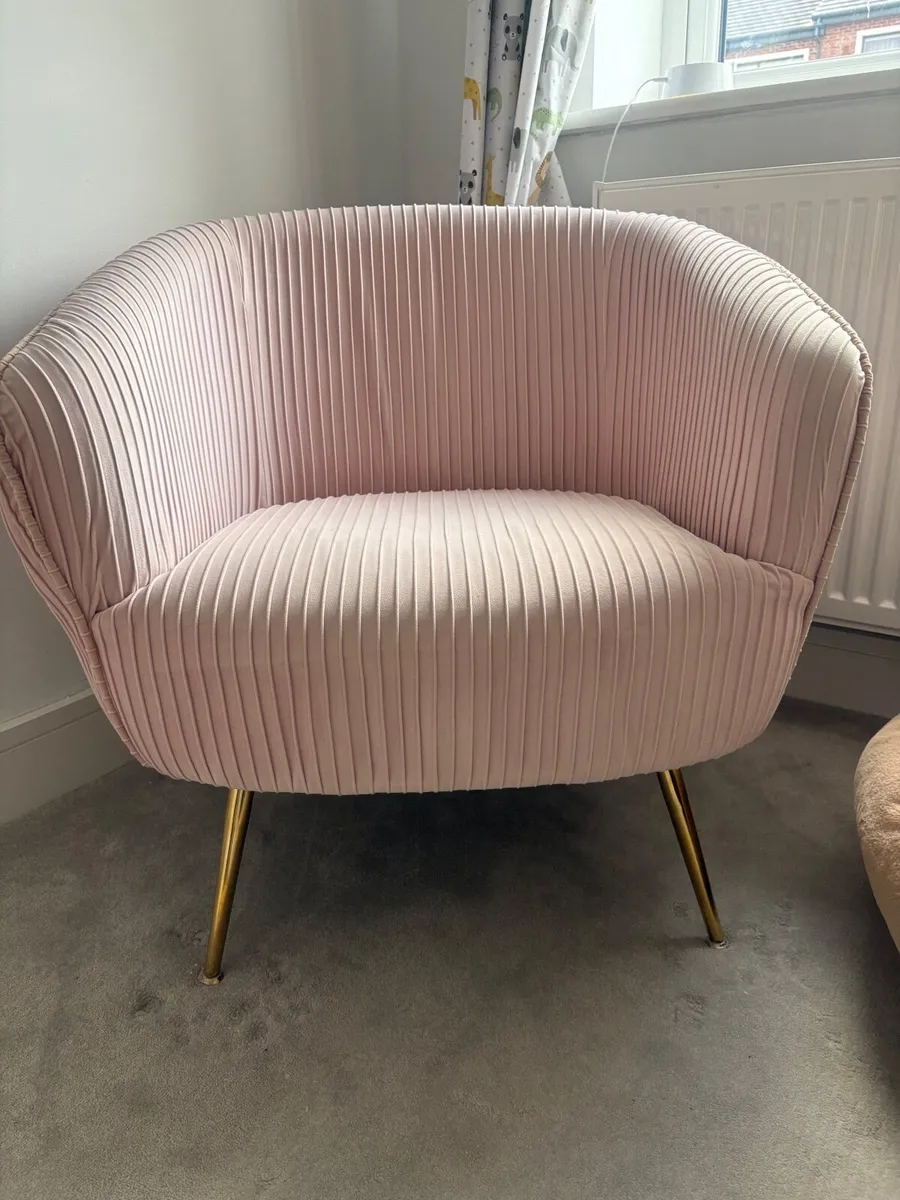 Large pink chair - Image 1