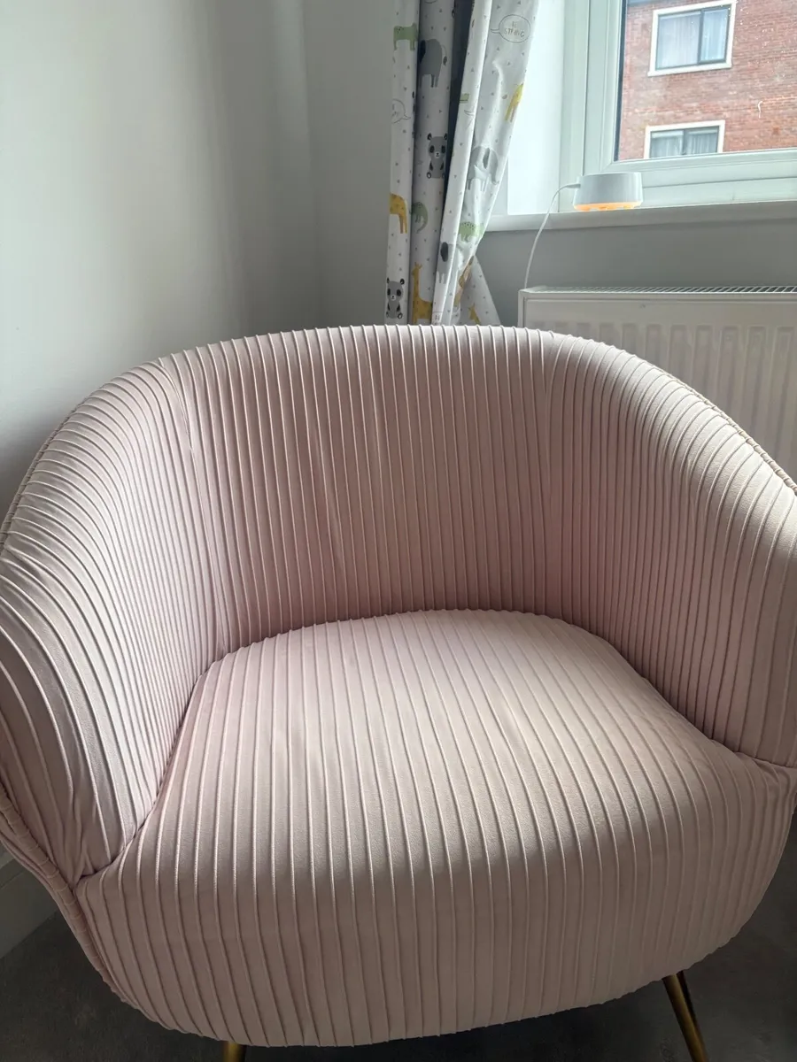 Large pink chair - Image 2