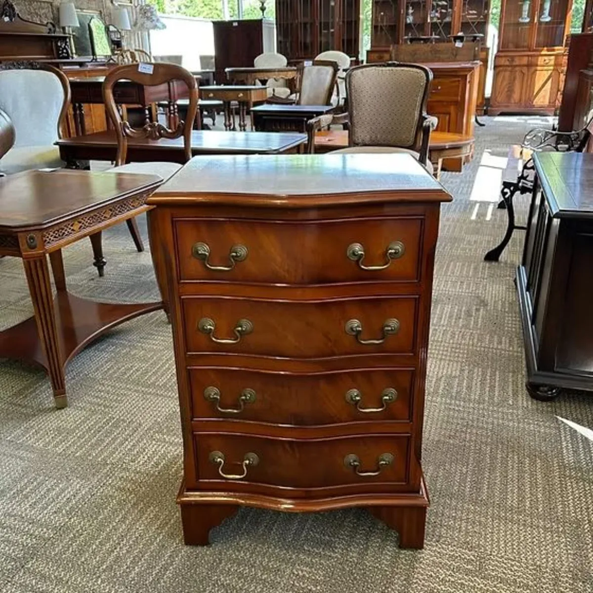 20th century chest of 4 drawers with serpentine fr