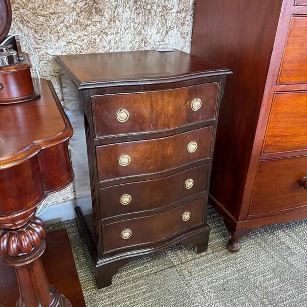 20th century mahogany chest of 4 drawers with serp