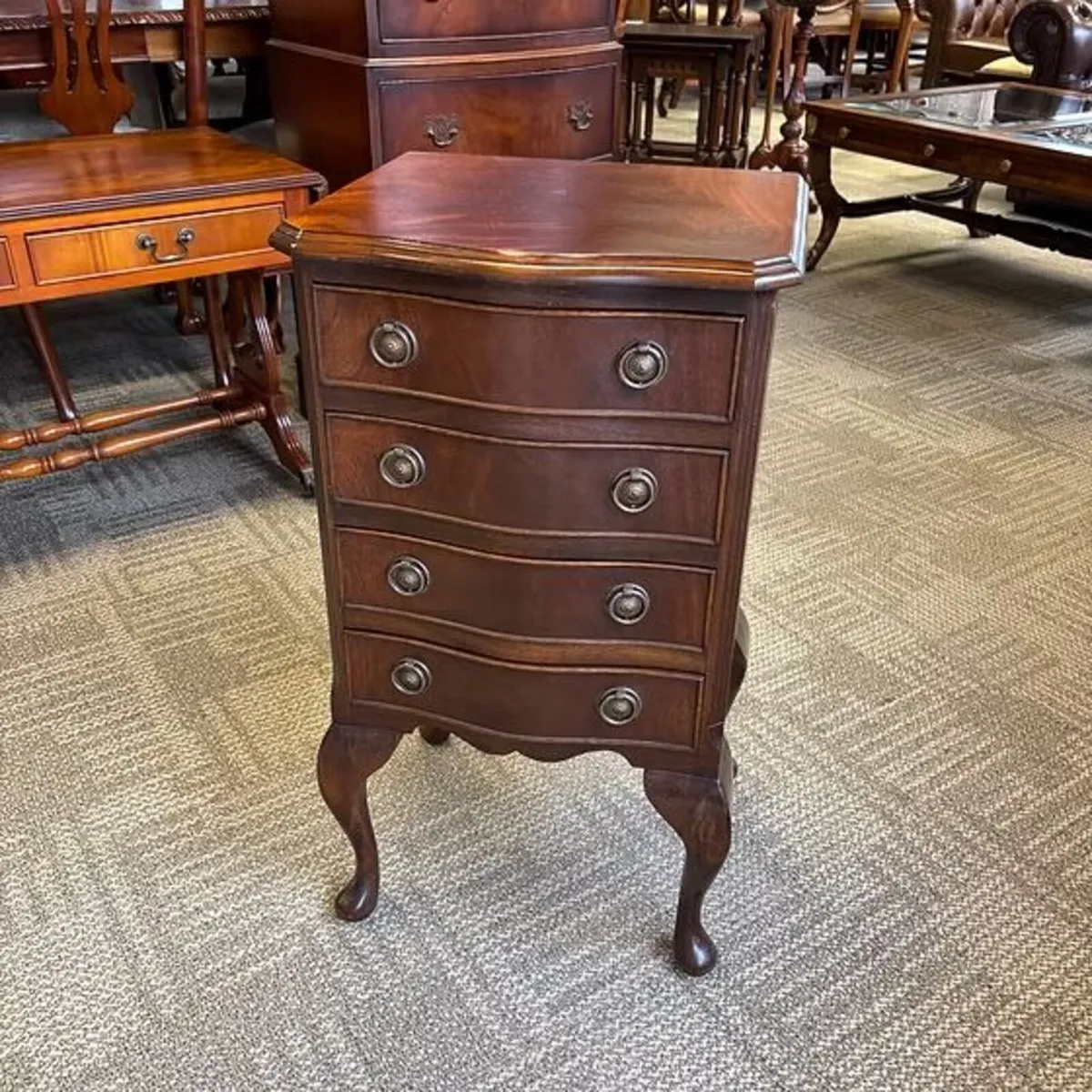 Mahogany chest of four drawers raised on cabriolet