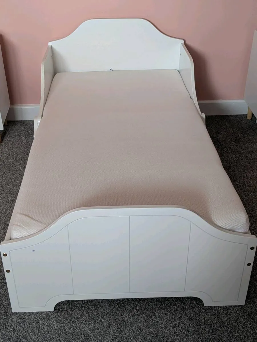 Toddler bed and mattress - Image 1