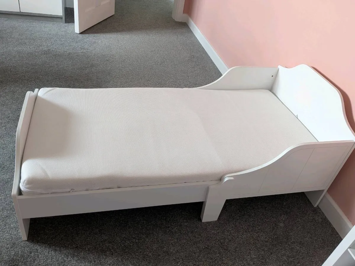 Toddler bed and mattress - Image 2