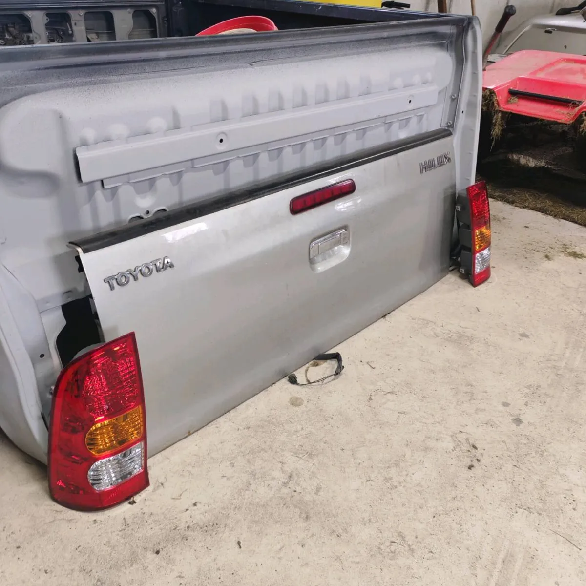 hilux parts (tub, canopy,lights ect...) - Image 3