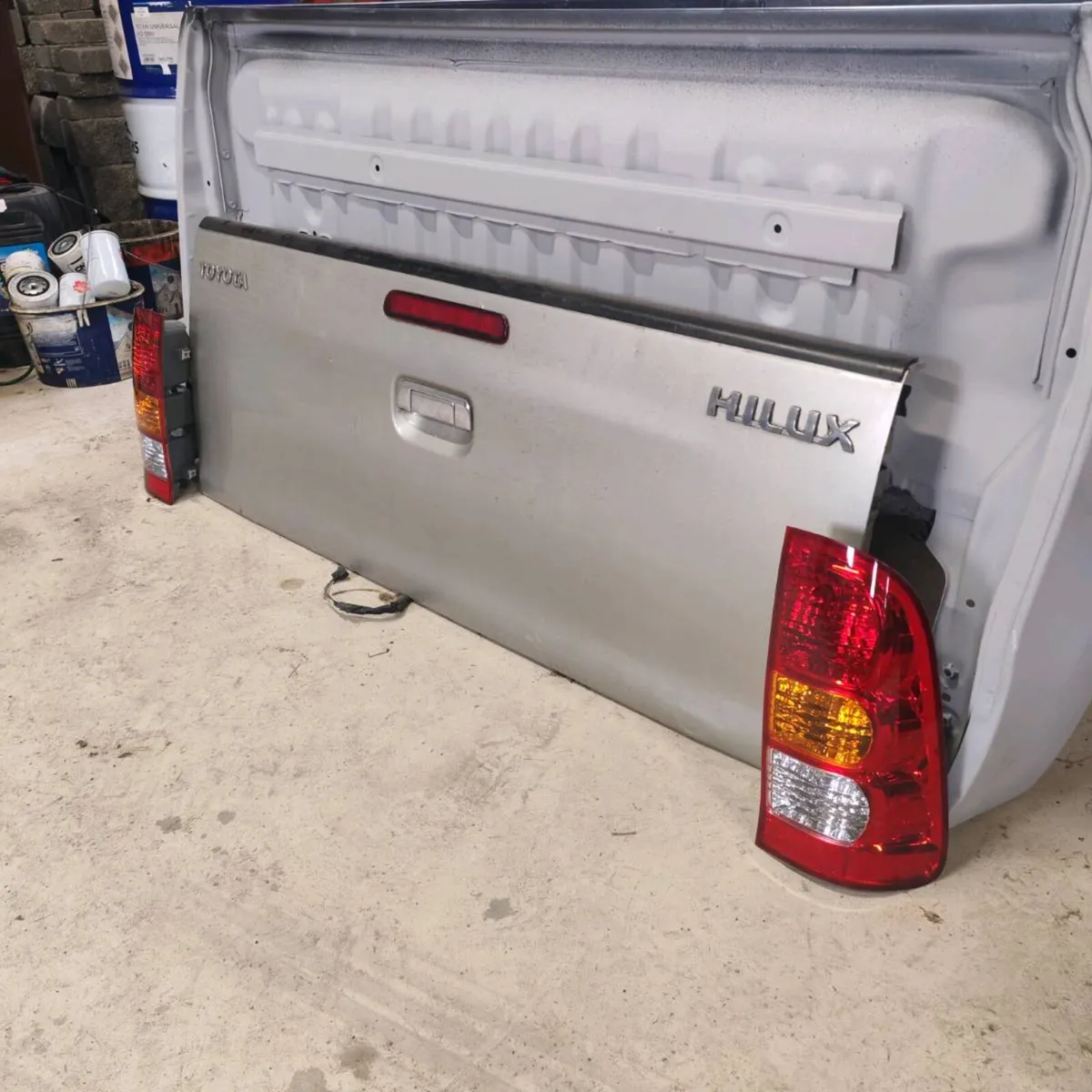 hilux parts (tub, canopy,lights ect...) - Image 4