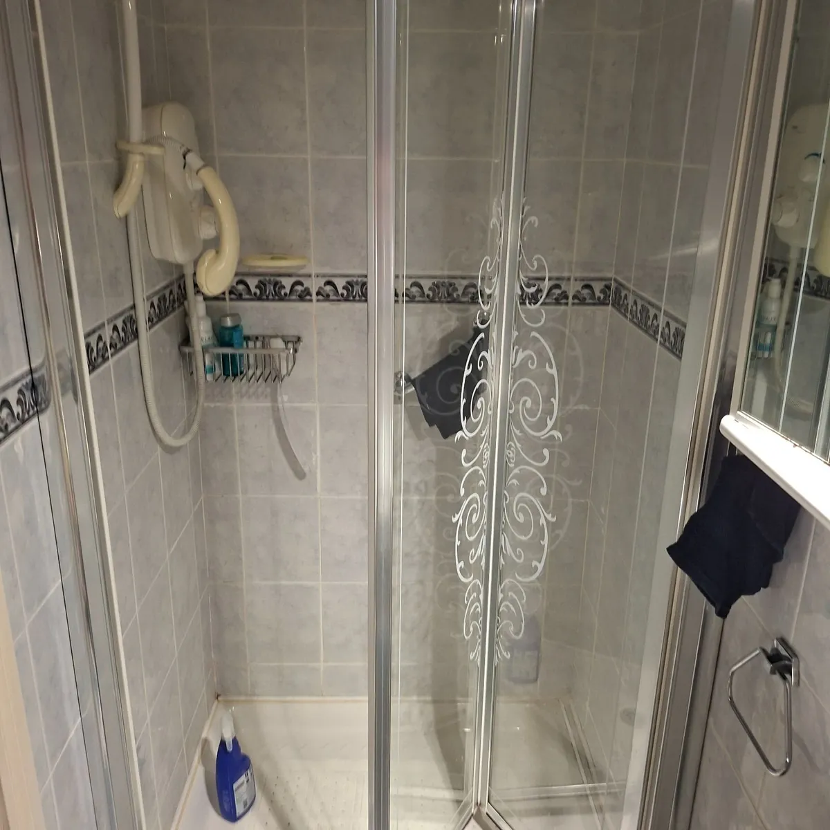 Bi Fold Shower Door 998mm by 1850mm. - Image 3