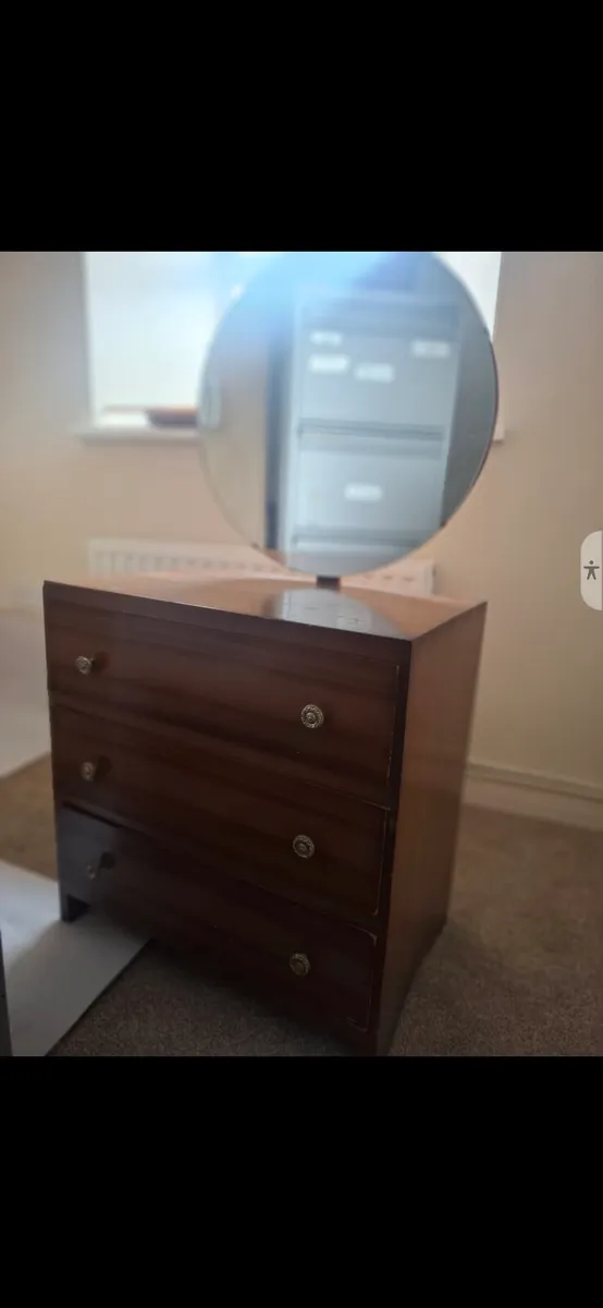 3 drawer with mirror