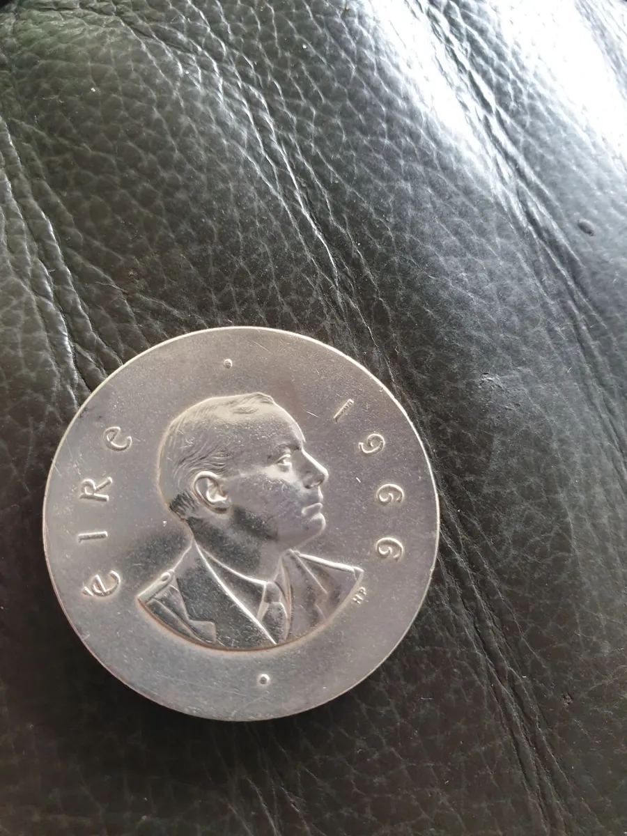Silver Pàdraig Pearse 10 schilling coin - Image 1