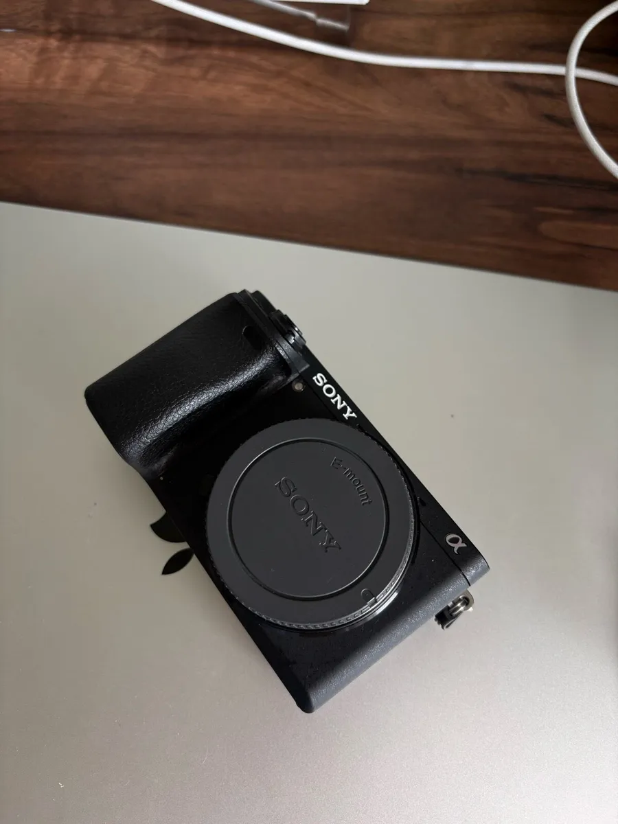 sony a6300 with smallrig case - Image 1