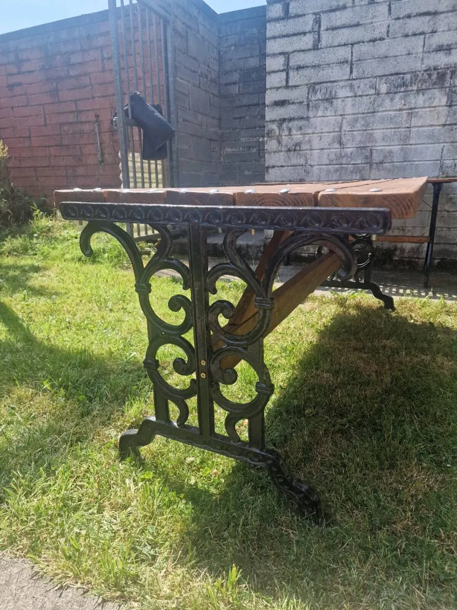 Heavy cast iron table - Image 1