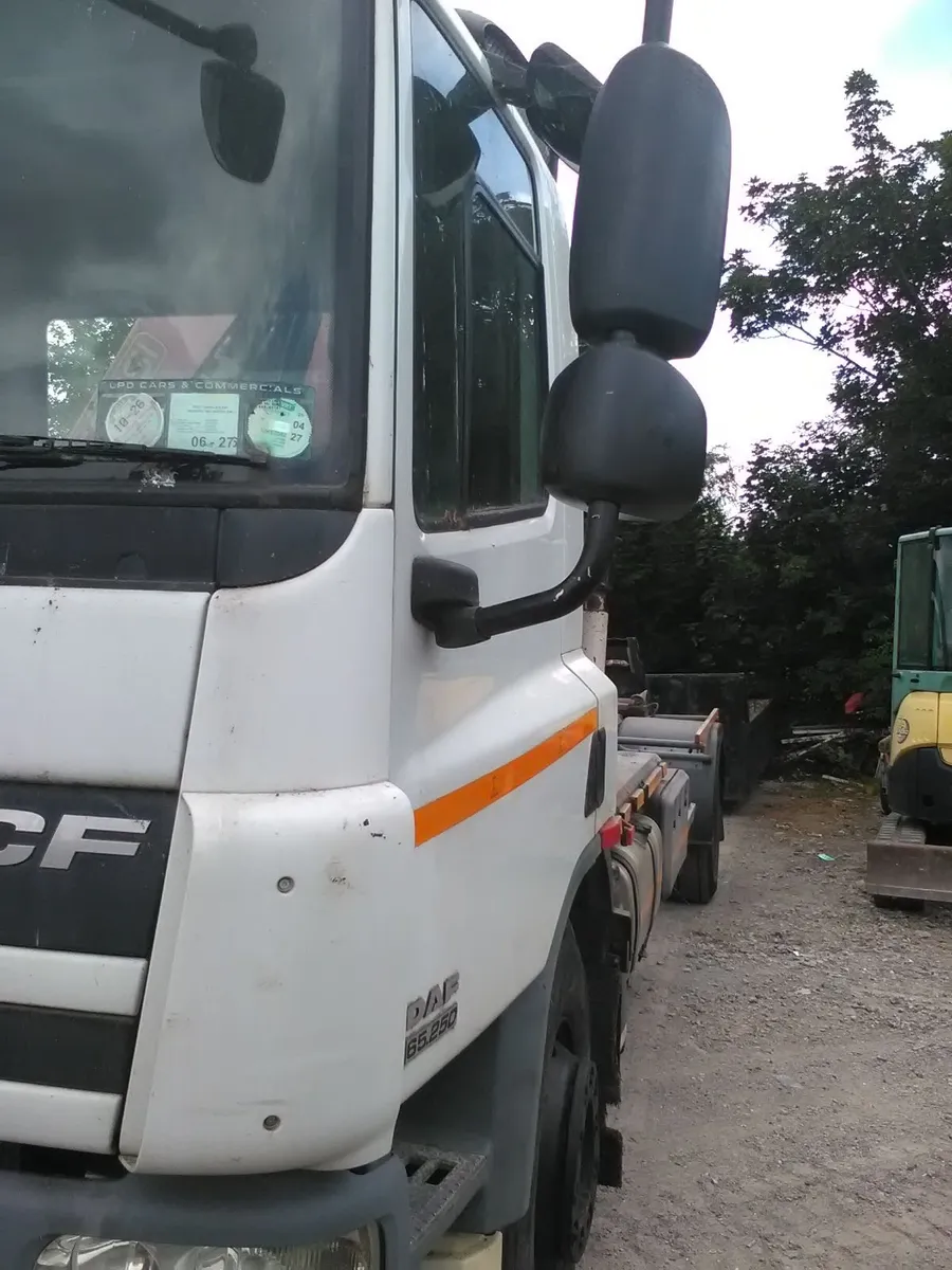 White DAF truck - Image 4