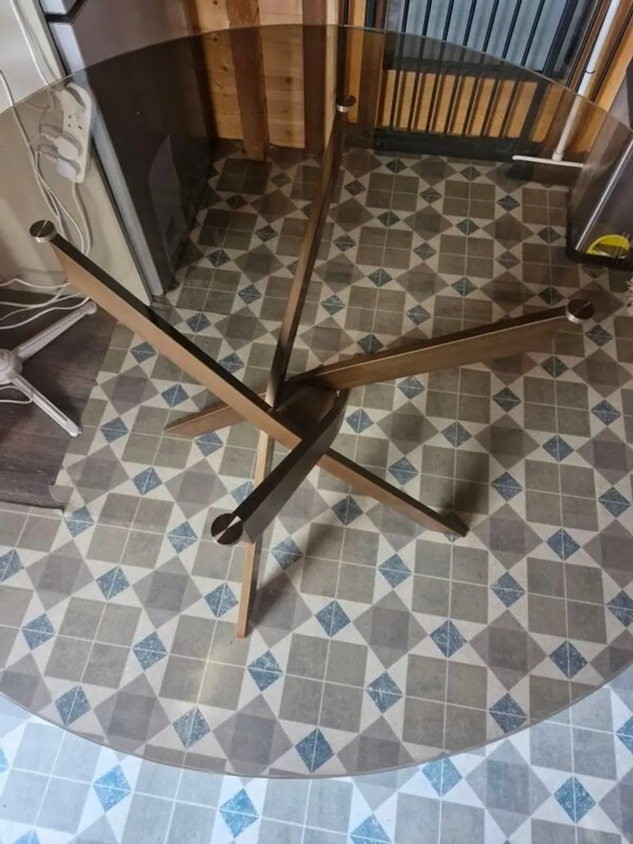Round glass kitchen table - Image 2