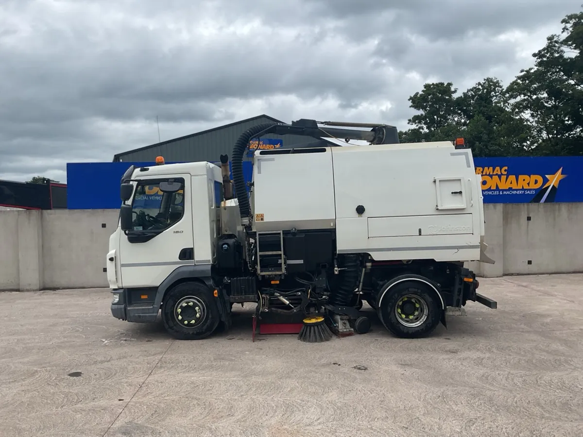 2021 DAF LF180 4x2 Sweeper - Image 2