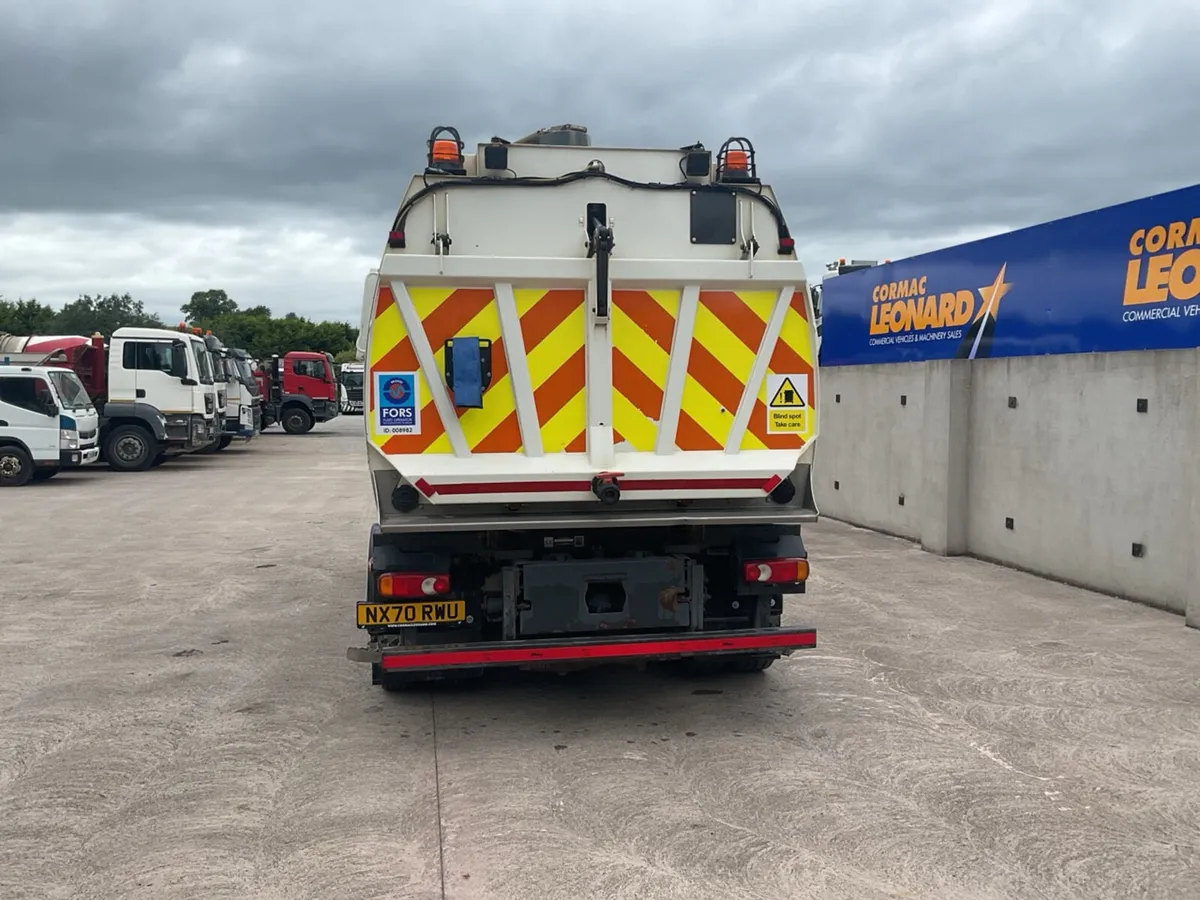 2021 DAF LF180 4x2 Sweeper - Image 4