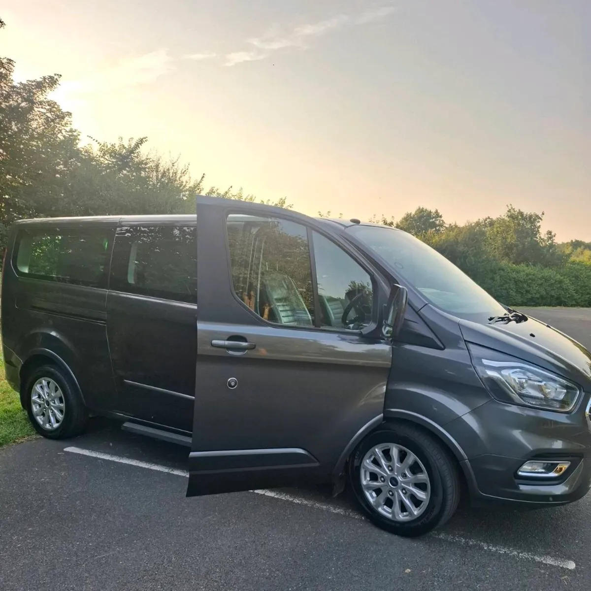 191 Ford Tourneo Custom (8 Seater) - Image 1