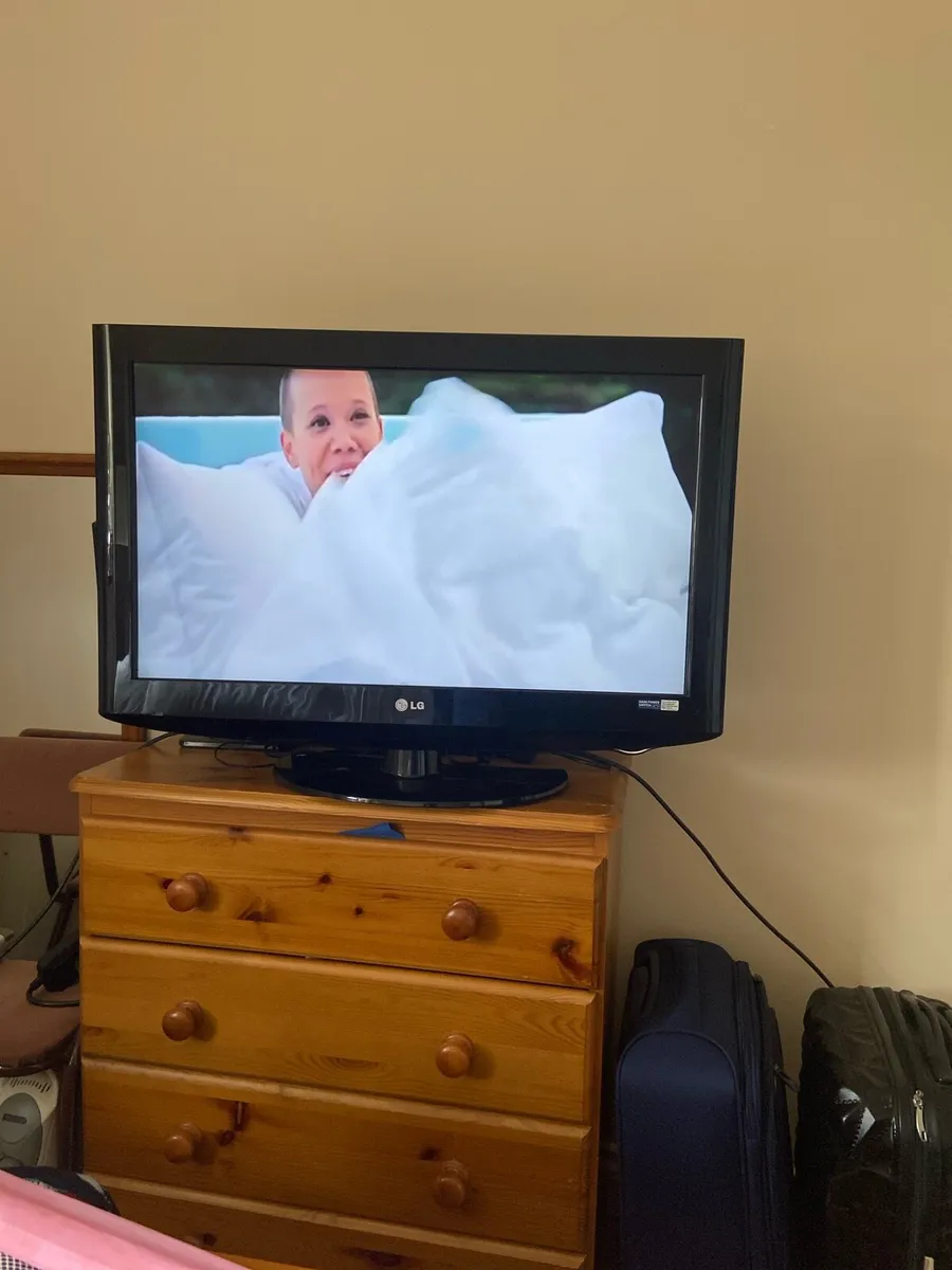 32. Inch. LG. TV.  With. Remote - Image 2