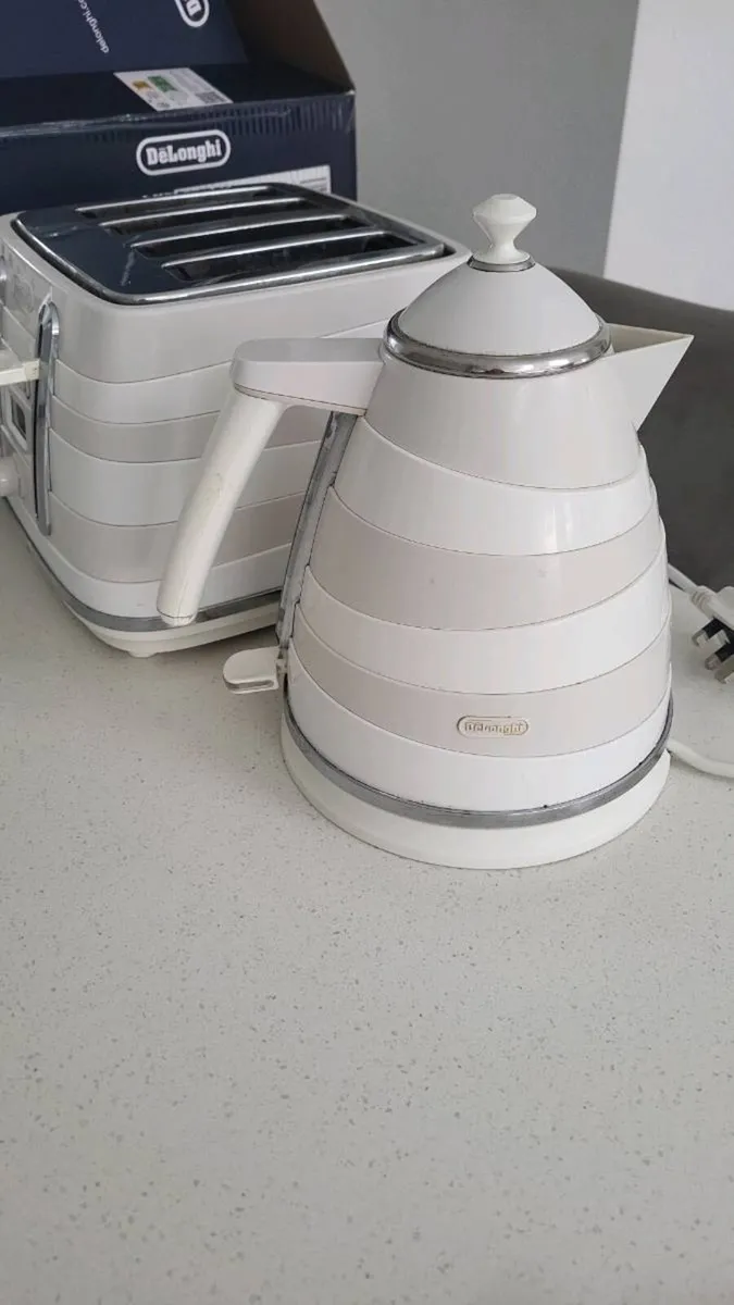 Delonghi toaster and kettle - Image 1