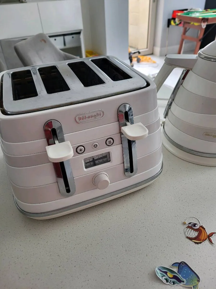 Delonghi toaster and kettle - Image 2